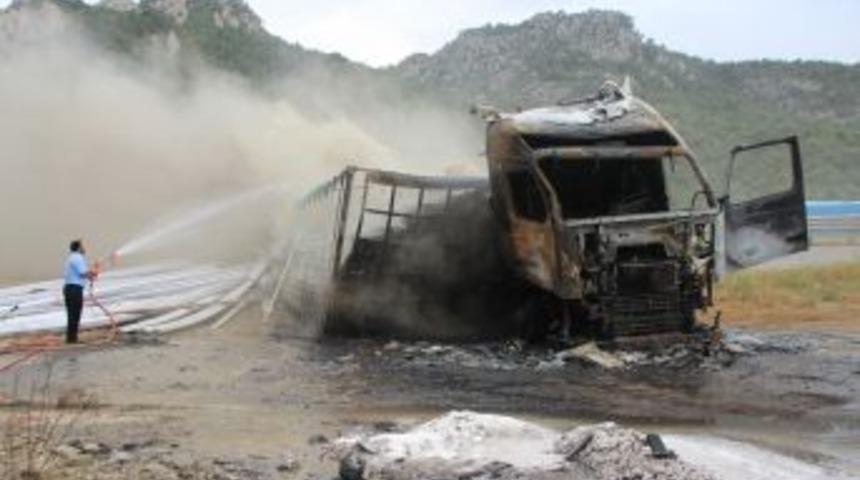 Bilecik'te 45 mt s&uuml;r&uuml;klenen TIR  alev aldı