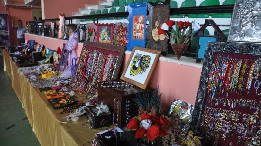 Engelli &Ouml;ğrenciler, Resim Ve El İşlerini Sergiledi