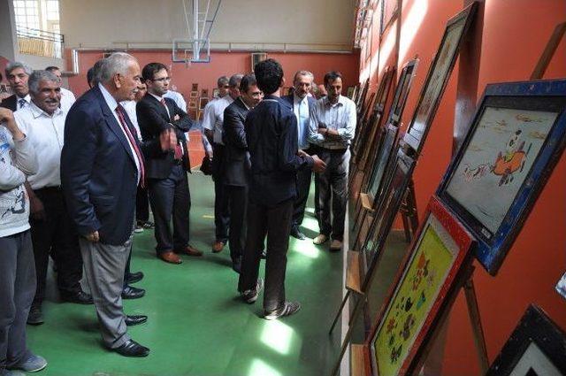 Engelli &Ouml;ğrenciler, Resim Ve El İşlerini Sergiledi 1