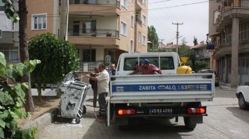 Kula'da &Ccedil;&ouml;p Konteynırları Dezenfekte Ediliyor