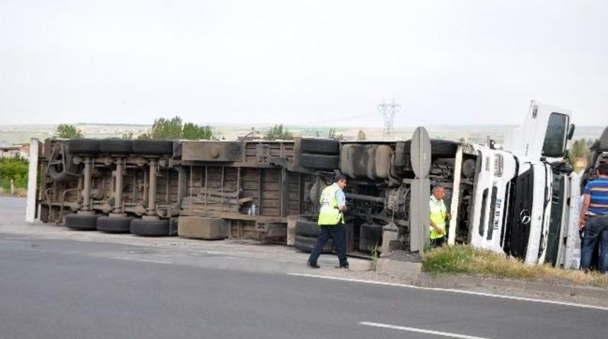 G&ouml;lbaşı&rsquo;nda Sebze Y&uuml;kl&uuml; Kamyon Devrildi