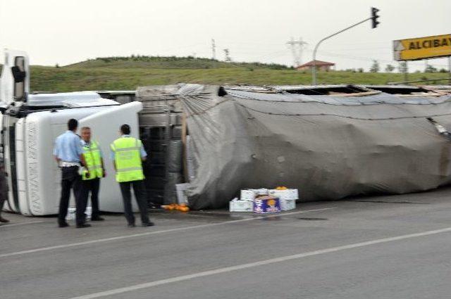 Gölbaşı’nda Sebze Yüklü Kamyon Devrildi