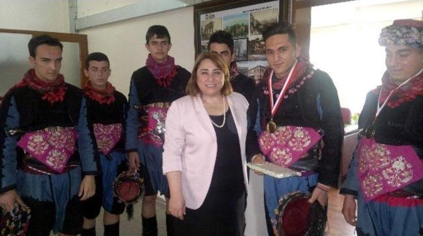 Milli Eğitim M&uuml;d&uuml;r&uuml; T&ouml;re&rsquo;den Teknik Lisenin Şampiyon Efelerine &Ouml;d&uuml;l