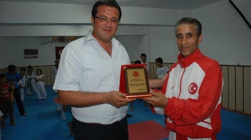 Tekvandoculardan Kul&uuml;p Başkanı Ege&rsquo;ye Plaket
