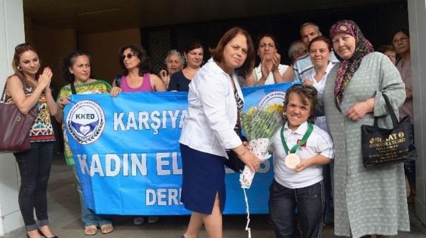 Avrupa &Uuml;&ccedil;&uuml;nc&uuml;s&uuml; Engelli Halterci &Ccedil;i&ccedil;ekle Karşılandı