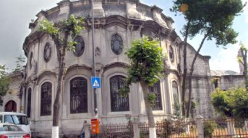 Nakşidil Valide Sultan T&uuml;rbesi Yenileniyor