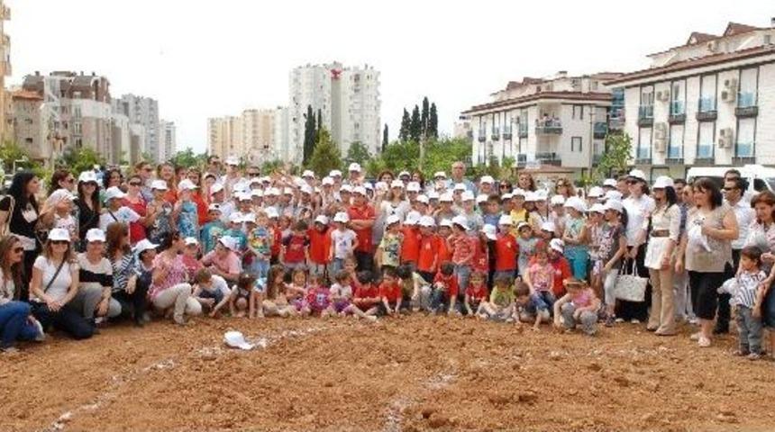 Muratpaşa&rsquo;da &Ccedil;evre G&uuml;n&uuml; Anısına Fidan Dikildi