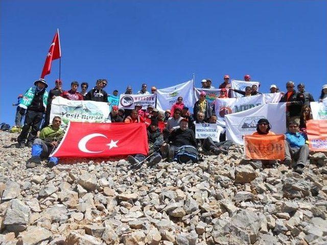 Akdeniz Oyunları Bayrağı Medetsiz Zirvesinde