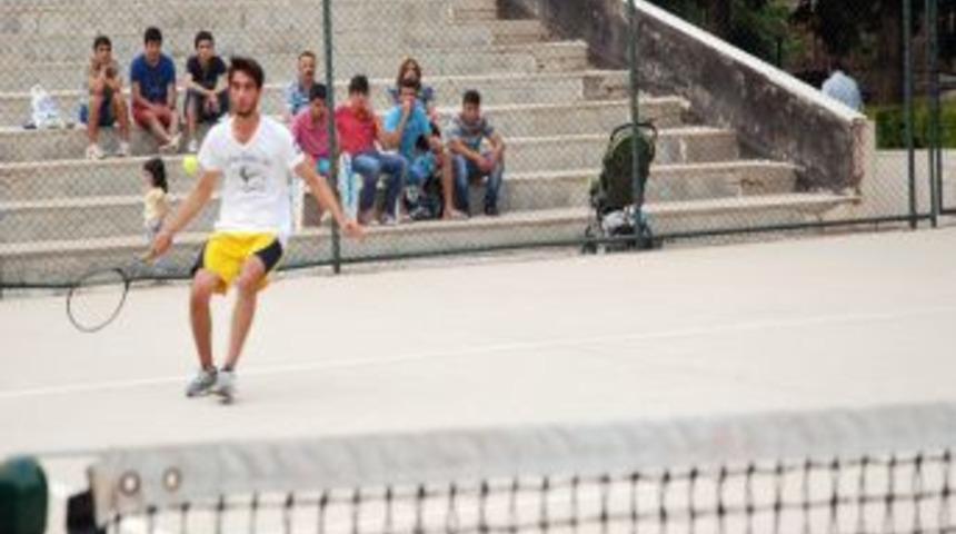 Kurtuluş Tenis Turnuvası Yapıldı