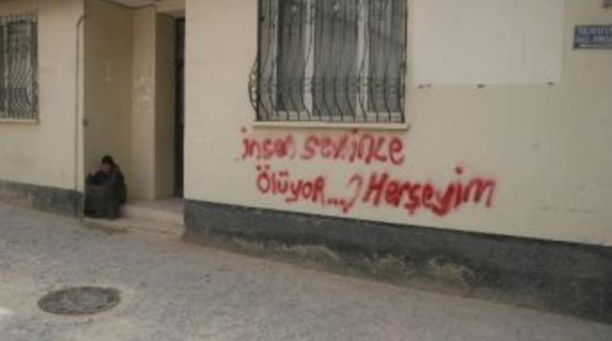 Kilis'te Duvar Yazıları Vatandaşların Tepkisini Topluyor