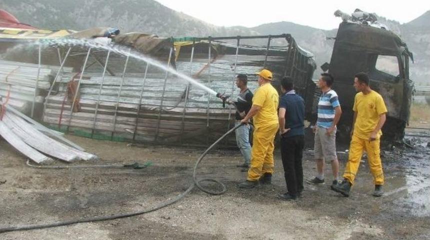 Hareket Halindeki Tır Alev Alev Yandı