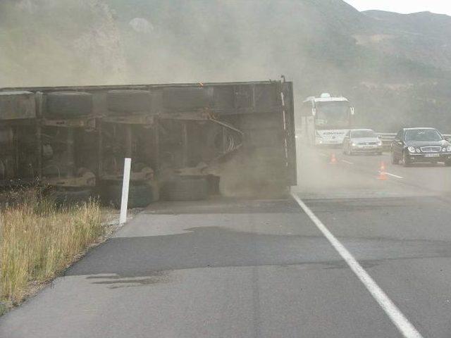 Hareket Halindeki Tır Alev Alev Yandı 1