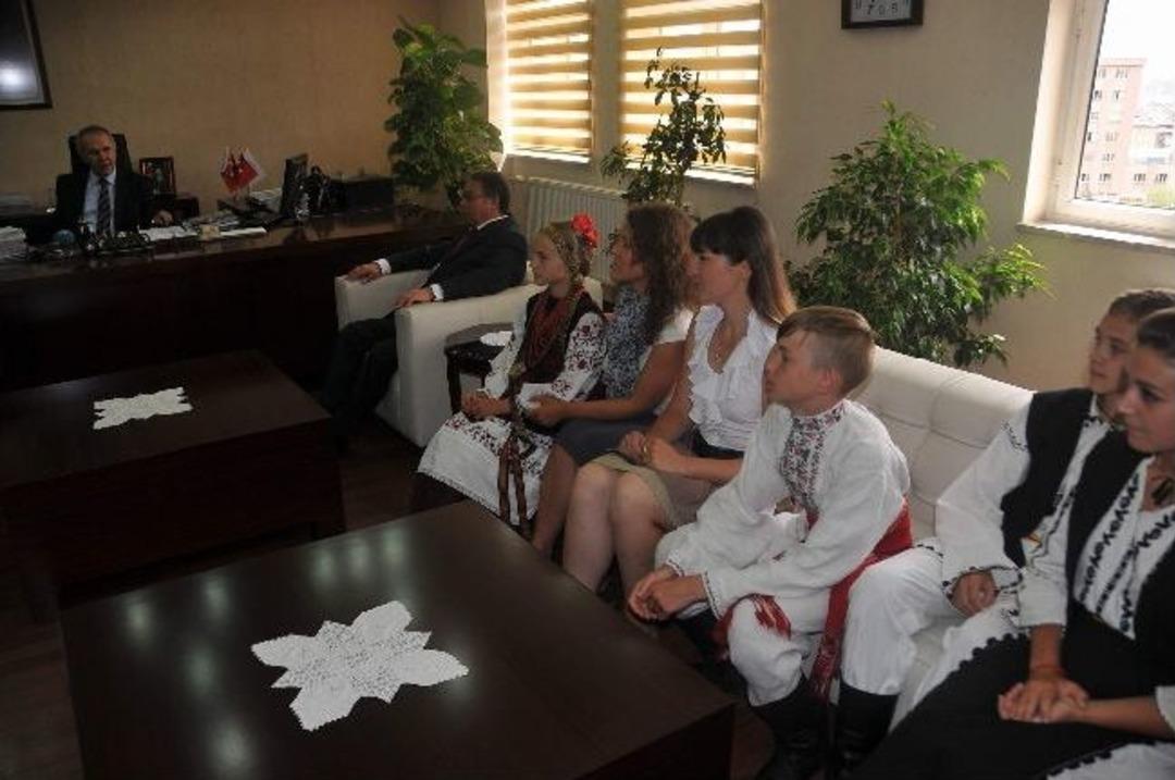 Yabancı &Ouml;ğrenciler Vali Ata Ve Milli Eğitim M&uuml;d&uuml;r&uuml; Serin&rsquo;i Ziyaret Etti