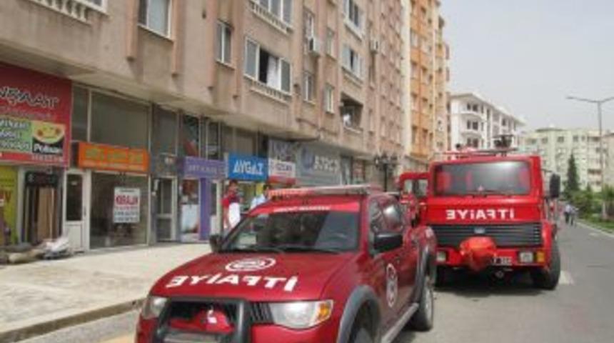 Apartmanda &Ccedil;ıkan K&uuml;&ccedil;&uuml;k Yangın T&uuml;p&ccedil;&uuml;y&uuml; Bayılttı
