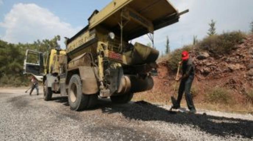 Bozulan K&ouml;y Yolları &Ouml;zel İdare Tarafından Tamir Ediliyor