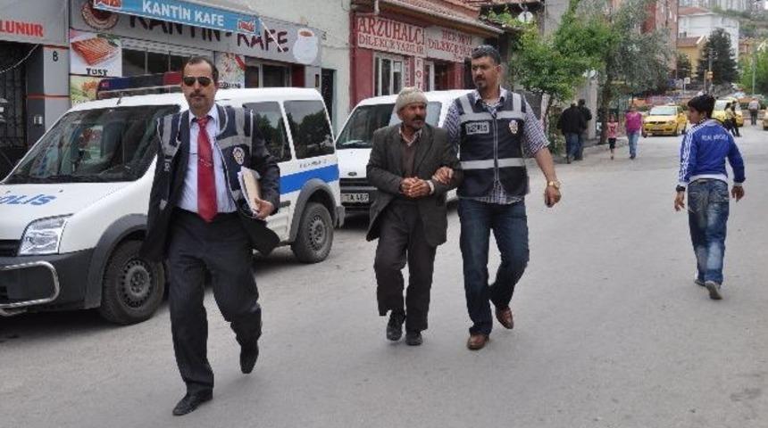 &Ccedil;alışmayan Damadını Bı&ccedil;akladı