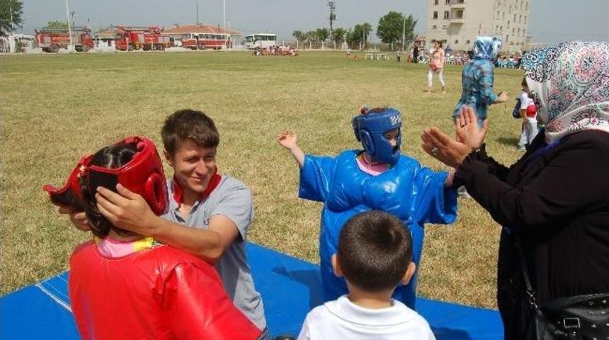 Minikler Futbol Sahasında Doyasıya Eğlendi