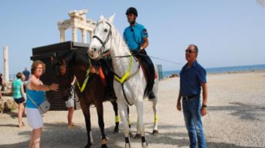 Atlı Jandarmalar Side'de Apollon Tapınağı &Ouml;n&uuml;nde G&ouml;revine Başladı