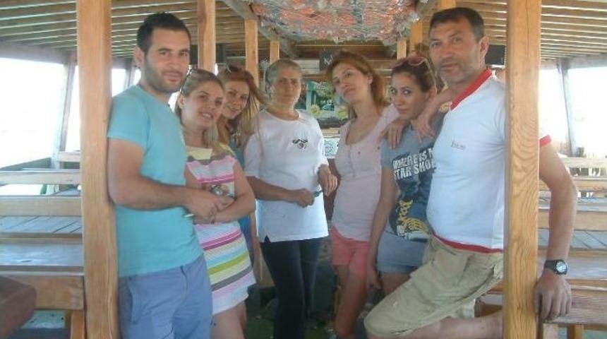 İki Kız Kardeş Gezi Teknesinin Bakımını Yapıyor