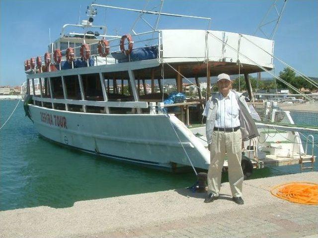 İki Kız Kardeş Gezi Teknesinin Bakımını Yapıyor 1