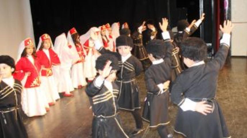 &Ouml;zel &Ccedil;ağlayanlı Miniklerin G&ouml;sterisi Velileri Mest Etti