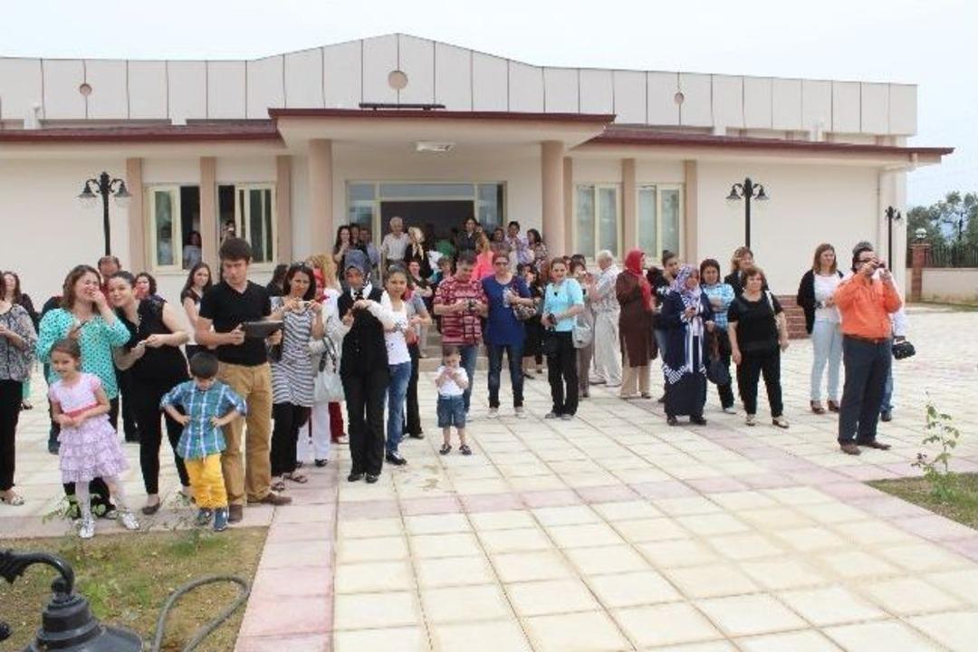 Minikler H&uuml;nerlerini Ailelerine G&ouml;sterdi