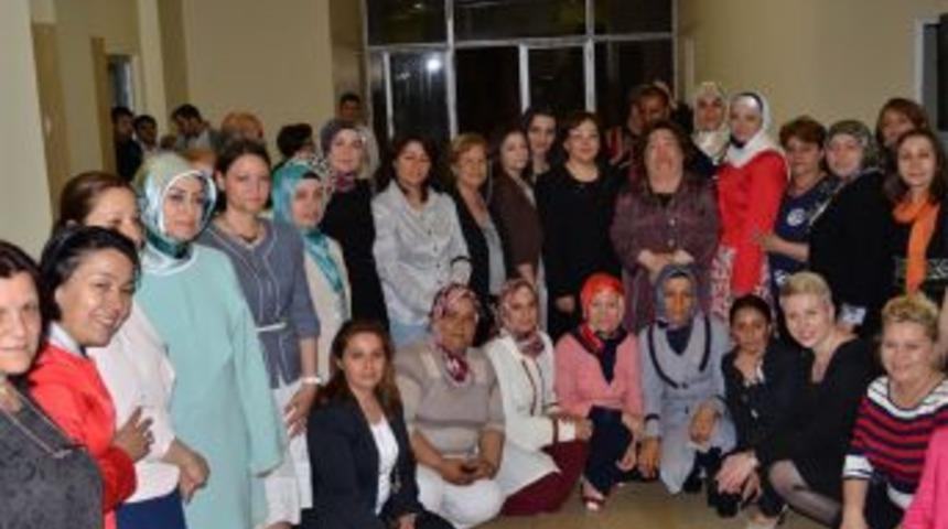 Bir elimizle beşiği bir elimizle dünyayı sallarız