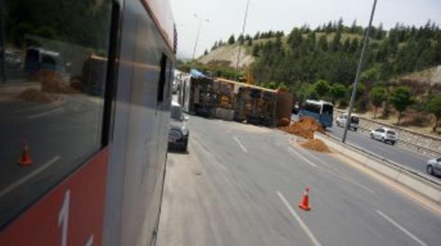 Devrilen Kum Y&uuml;kl&uuml; Kamyon Trafiği Kilitledi