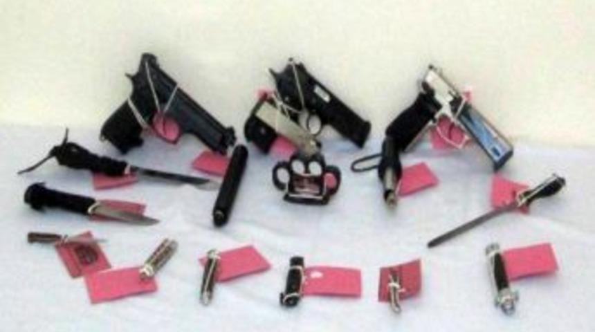 Lise Öğrencisi 3 Tabanca Ile 8 Bıçağı Meraktan Toplamış!