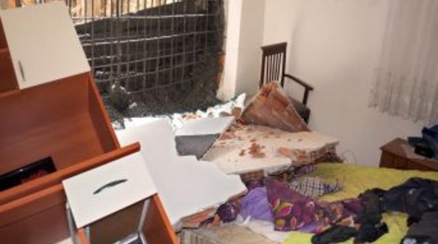 İnşaat, Bitişikteki Binanın Duvarını Yıktı: 1 Yaralı