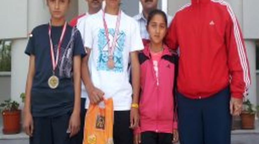 Sungurbey Koleji Milli Takıma &Ccedil;ağrılan Sporcularını &Ouml;d&uuml;llendirdi