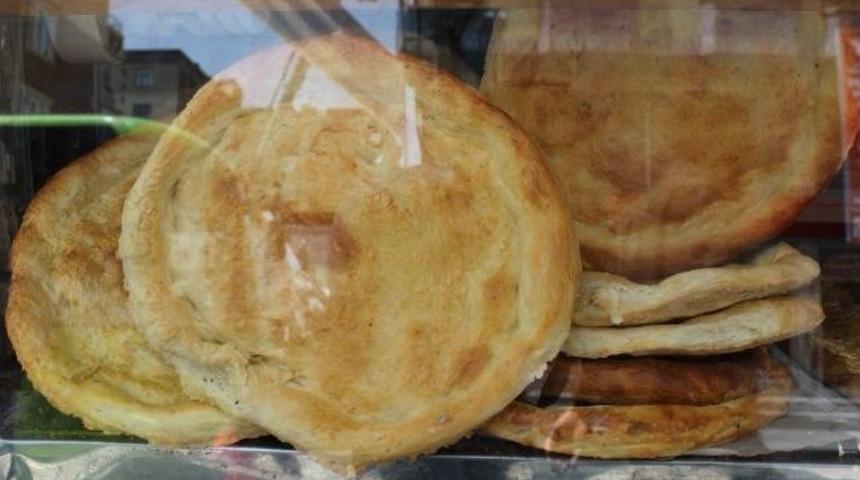Diyarbakır'da Bir Fırın Somun Ekmeğinin Yanında Tandır Ekmeği De &Ccedil;ıkarıyor