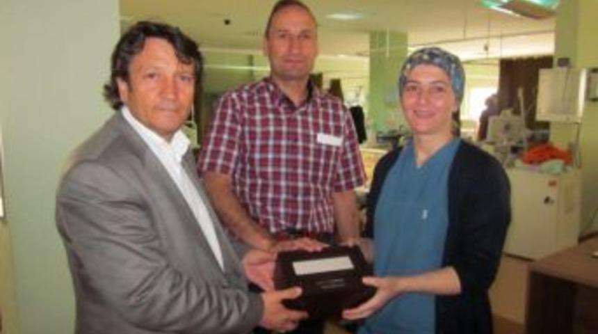 Yılın Hemşiresine Nostaljik Radyo Hediye Edildi