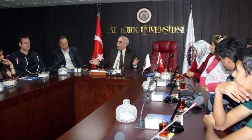 İzmirli &Ouml;ğrenciler Atat&uuml;rk &Uuml;niversitesini Gezdi