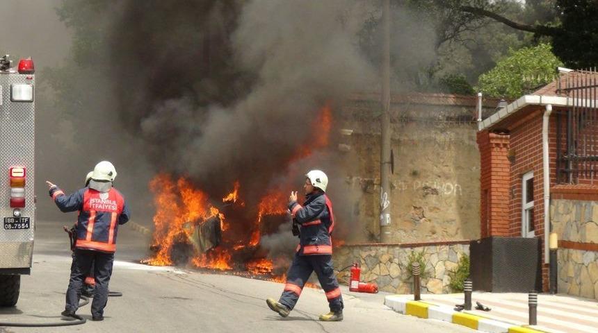 Alev Alev Yanan Otomobilin &Ouml;n&uuml;nde 'kaput' Tartışması