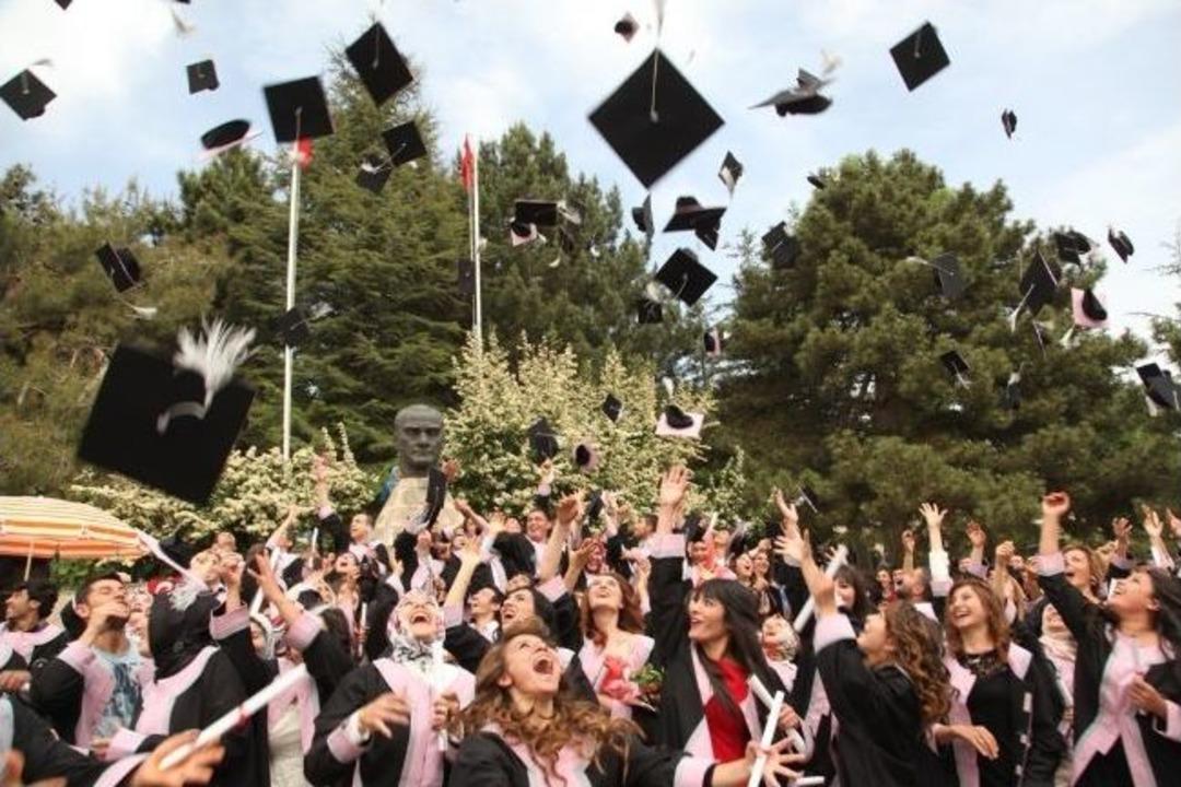 G&uuml;zelyurt Myo'da Mezuniyet Coşkusu