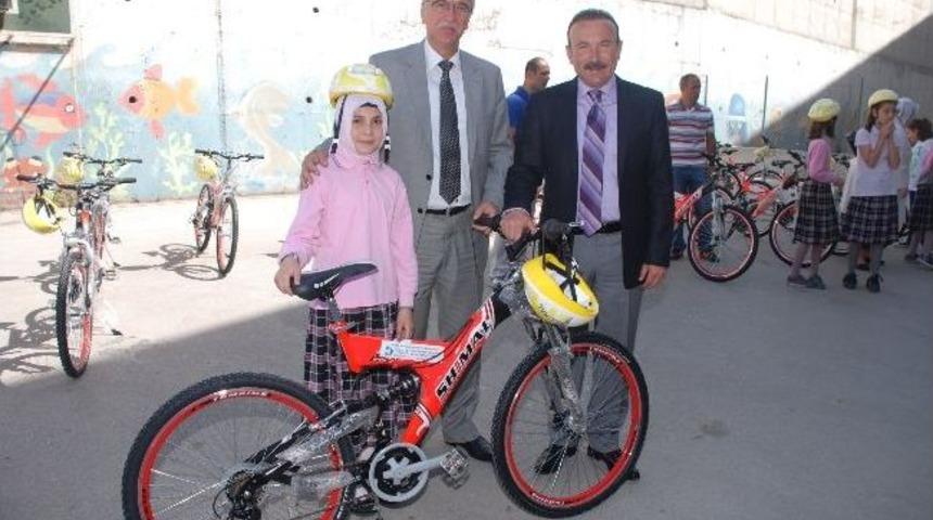 İzmit&rsquo;te Bisiklet Dağıtımı Devam Ediyor