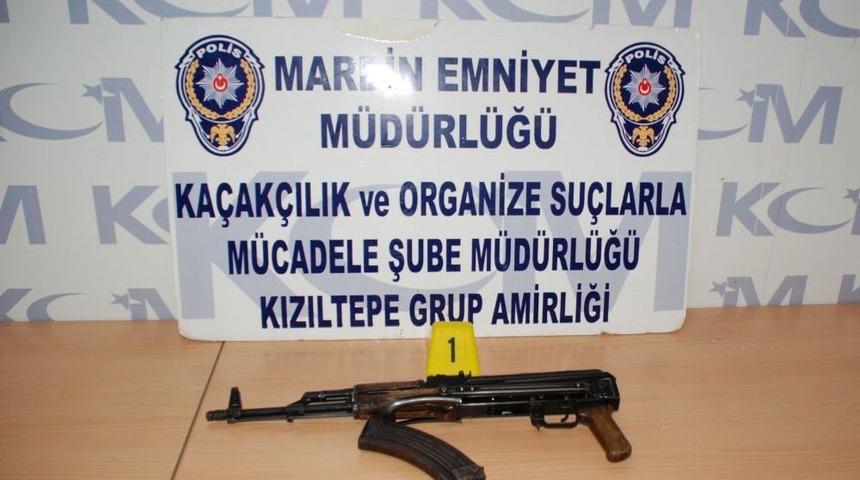 Ş&uuml;pheli Ara&ccedil;lardan Uzun Namlulu Silah Ve Tabanca &Ccedil;ıktı