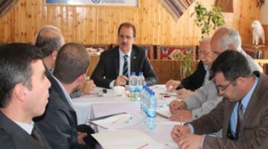 Bayburt &Uuml;niversitesi Rekt&ouml;r&uuml; Coşkun: Yaz Okulu Ile Şehir Canlanacak