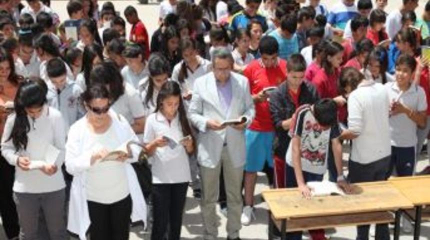 &Ouml;ğrenci Ve Veliler Birlikte Kitap Okudu
