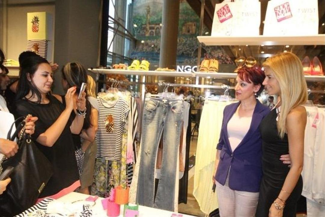 "bir Farkım Olmalı" Diyenler Piazza'ya Koştu