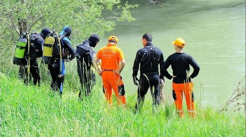 Akut Ekipleri Zamantı Irmağına Atlayan Kadını Buldu