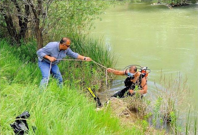 Akut Ekipleri Zamantı Irmağına Atlayan Kadını Buldu 2