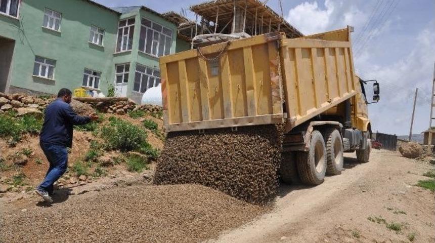 Y&uuml;ksekova&rsquo;da Belediye Ekiplerinden Yol &Ccedil;alışması