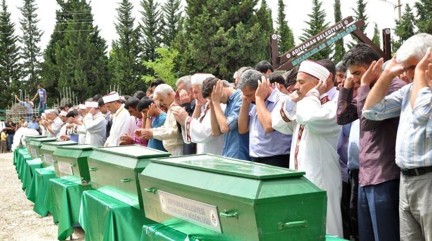Kazada &Ouml;len 10 Kişi Toprağa Verildi