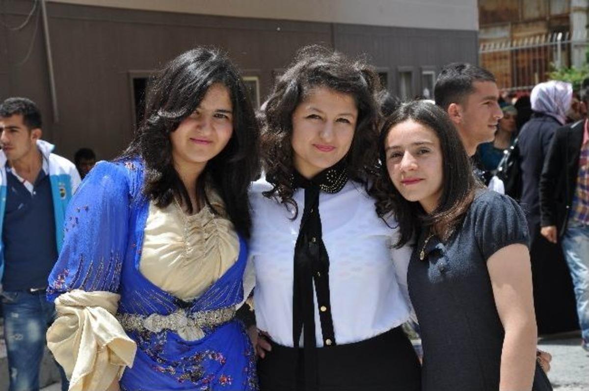 Hakkari&rsquo;de Halaylı Mezuniyet T&ouml;reni