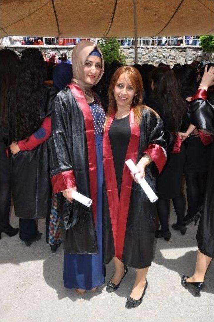 Hakkari’de Halaylı Mezuniyet Töreni G1