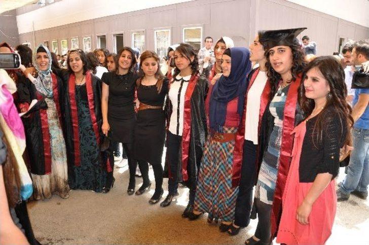 Hakkari’de Halaylı Mezuniyet Töreni G2