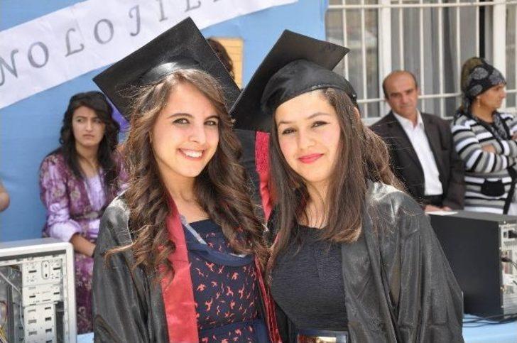 Hakkari’de Halaylı Mezuniyet Töreni G4