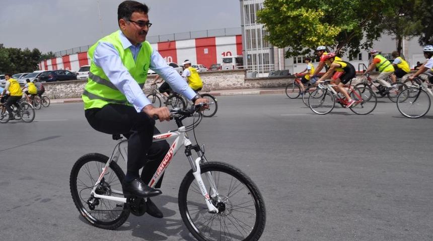 Vali Turhan, 20 Yıldır I&ccedil;tiği Sigarayı Bırakan Yardımcısına Plaket Verdi